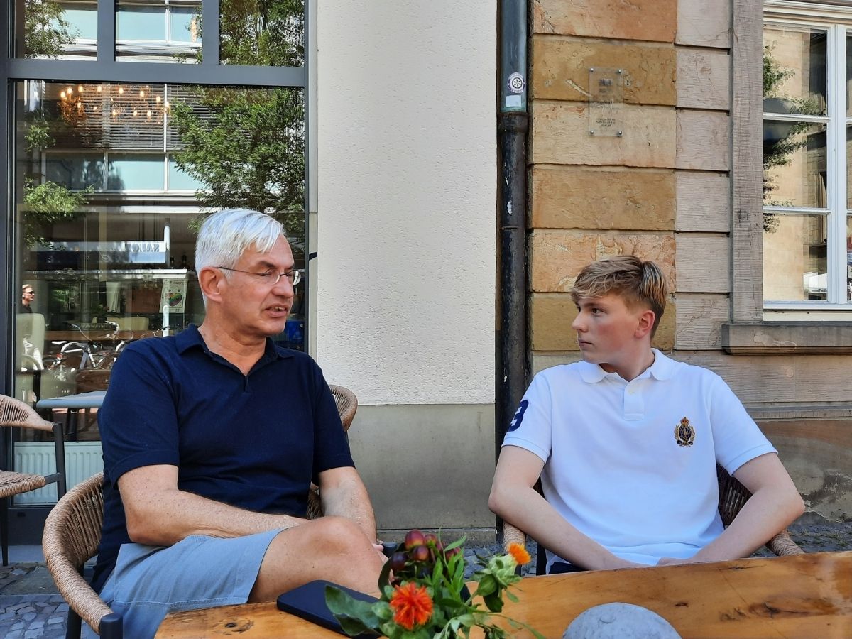 Countdown läuft: Osnabrücker Schüler Frederik Knäuper startet zum Auslandsjahr in die USA Im Gespräch: Bundestagsabgeordneter Mathias Middelberg (l.) und PPP-Stipendiat Frederik Knäuper. / Foto: Marieke Timmermann