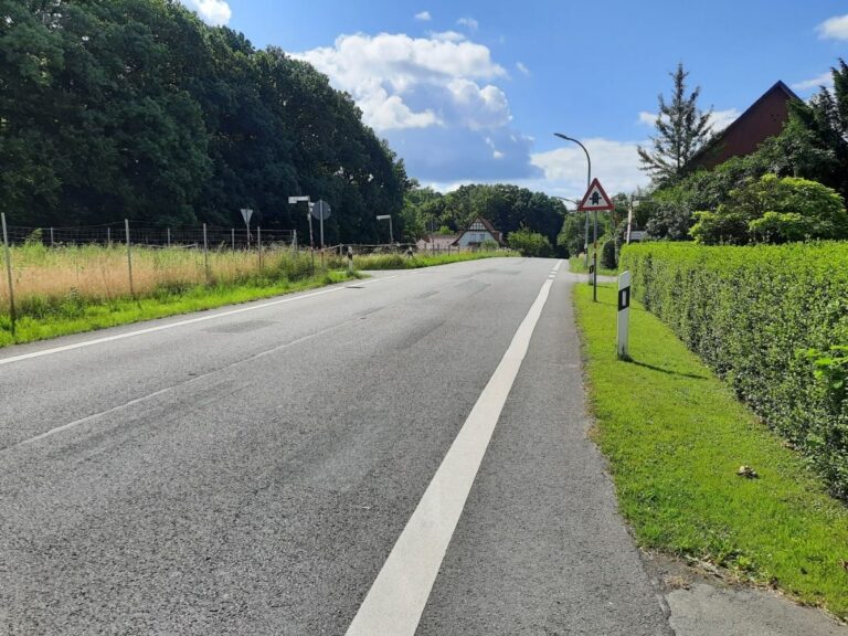 Straße „Zum Flugplatz" (Symbolfoto). / Foto: Timmermann