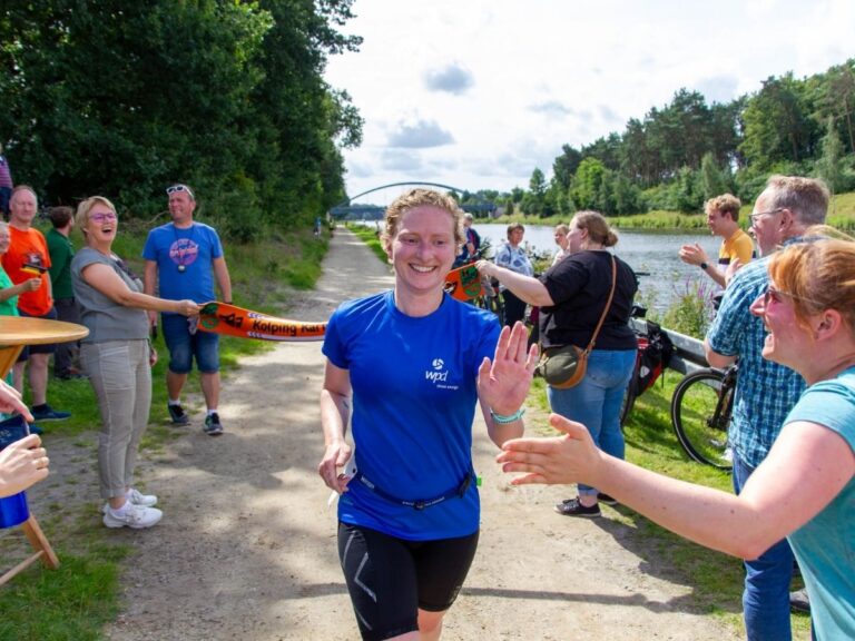 500 Meter Schwimmen, 20 Kilometer Radfahren und 5 Kilometer Laufen oder Walken sind die Disziplinen des Hollager Kanal-Cups, dessen Erlös der Kinderrechtsorganisation Terre des Hommes zugutekommt. / Foto: Kolpingsfamilie Hollage e.V.