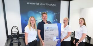 IHK-Hauptgeschäftsführer (2. v. l.) überreichte die Urkunde an Daniela Höckelmann, Geschäftsführerin, Mailyn Düsterhues, Personalleiterin sowie Marie Brockmann, Personalabteilung. / Foto: Hermann Pentermann) 