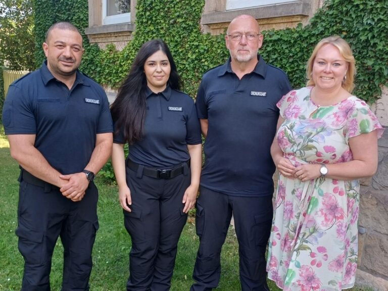 Herzlich willkommen und viel Erfolg: Bürgermeisterin Jutta Dettmann begrüßte das Team des Ordnungs- und Streifendienstes, derzeit bestehend aus (von links) Cömert Çavuşoğlu, Melike Dönmez und Frank Tubbesing. / Foto: Stadt Melle