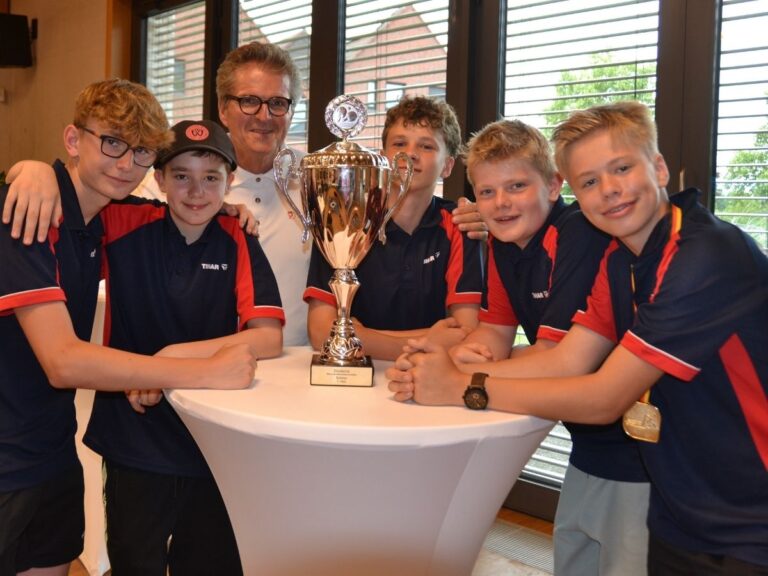 Bürgermeister trifft auf Deutsche Mannschaftsmeister: Thomas, Kyrill, Jonathan, Max und Jonas ließen sich von Guido Halfter, Familien und Vereinskameraden im Rathaus feiern. / Foto: Gemeinde Bissendorf