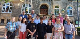 Nach dem Empfang stellten sich die Teilnehmerinnen und Teilnehmer des Empfangs mit Bürgermeisterin Jutta Dettmann an der Spitze vor dem Rathaus zu einem Erinnerungsfoto auf. / Foto: Stadt Melle
