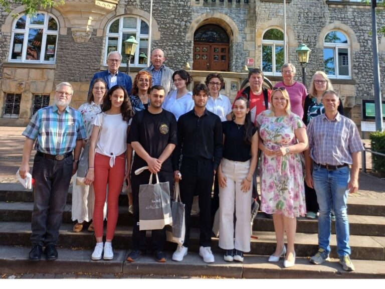 Nach dem Empfang stellten sich die Teilnehmerinnen und Teilnehmer des Empfangs mit Bürgermeisterin Jutta Dettmann an der Spitze vor dem Rathaus zu einem Erinnerungsfoto auf. / Foto: Stadt Melle
