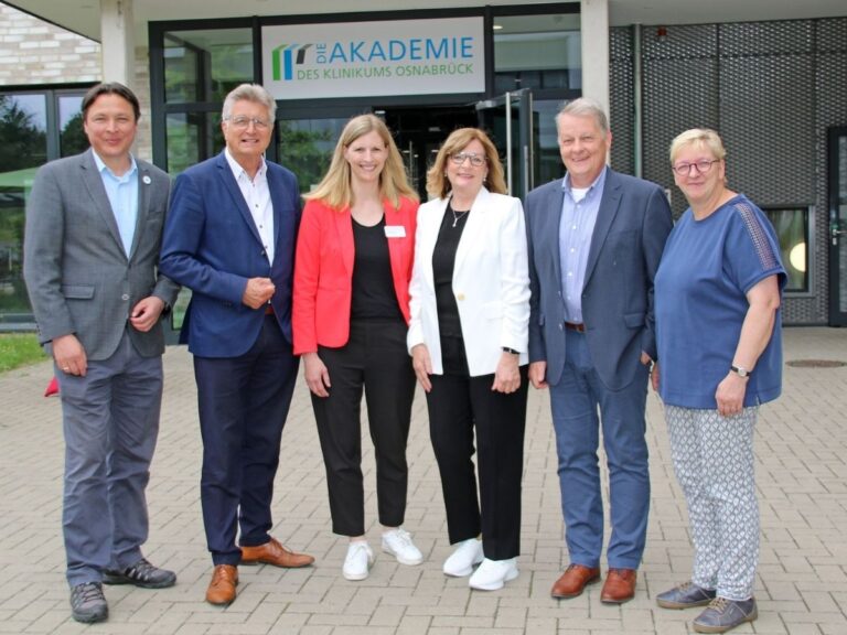 Verabschiedung der beliebten Schulleiterin (v.l.): Klinikums-Geschäftsführer Frans Blok, Aufsichtsratsvorsitzender Dr. Fritz Brickwedde, stellvertretende Leiterin und Nachfolgerin Dr. Janika Grunau, scheidende Akademie-Leiterin Kerstin Moldenhauer, Betriebsratsvorsitzender Jürgen Breitkreuz und Pflegedirektorin Angelika Atrat. / Foto: Jens Lintel
