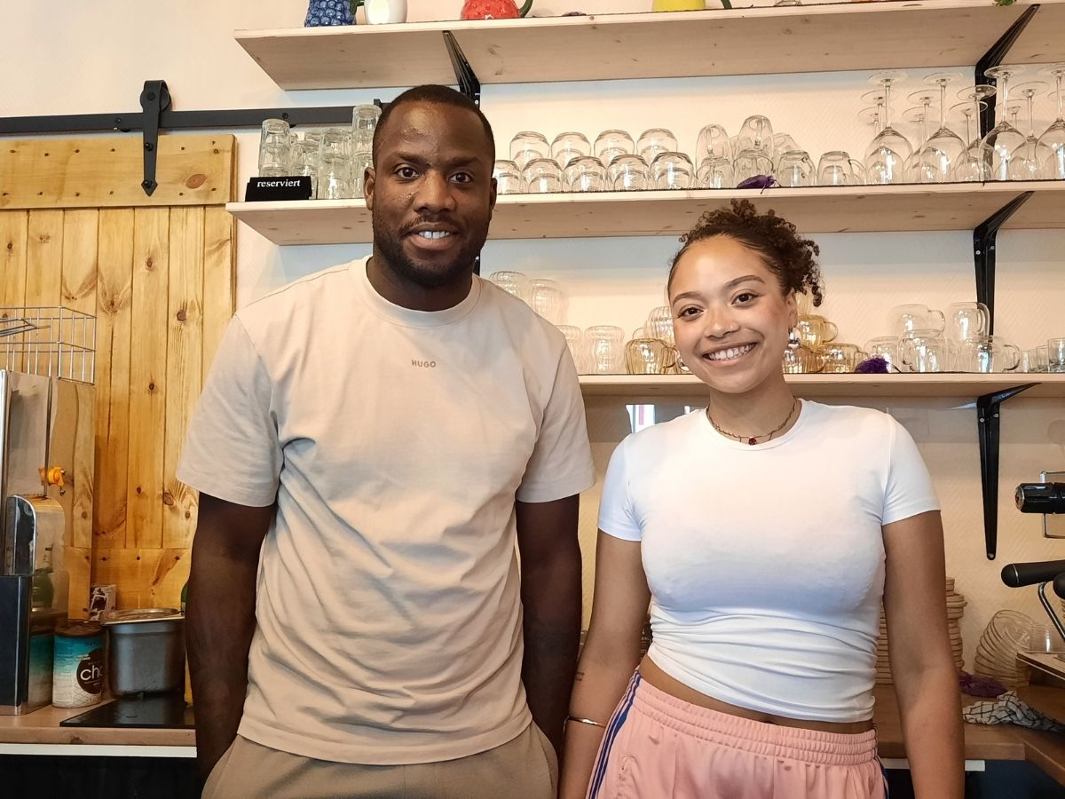 Inhaber Jeremy Karikari mit Servicekraft Lovis Farodoye. / Foto: Marieke Timmermann