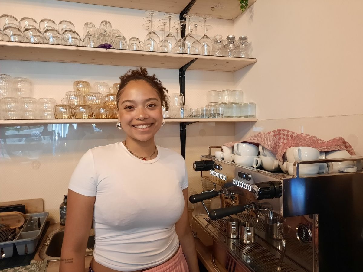 Servicekraft Lovis Farodoye bedient ihre Gäste. / Foto: Marieke Timmermann