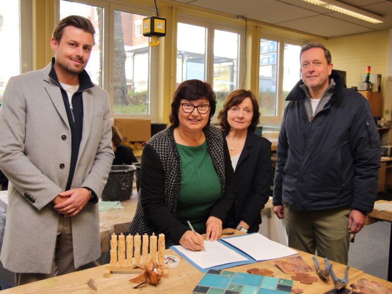 Hale Ünlü-Lachnitt und Heike Fischer im Werkraum der Möser-Realschule bei der Unterzeichnung des Kooperationsvertrages zwischen der Möser-Realschule und der Handwerkskammer Osnabrück-Emsland-Grafschaft Bentheim im Beisein von Frank Andreas und Anton Klemm vom Regionalen Landesamt für Schule und Bildung Osnabrück.