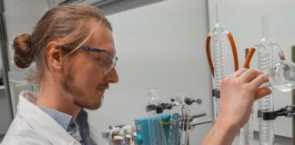 Marius Behnecke arbeitet daran dem Zahnersatz den Wirkstoff Chlorhexidin beizumischen. Chlorhexidin wirkt antiseptisch