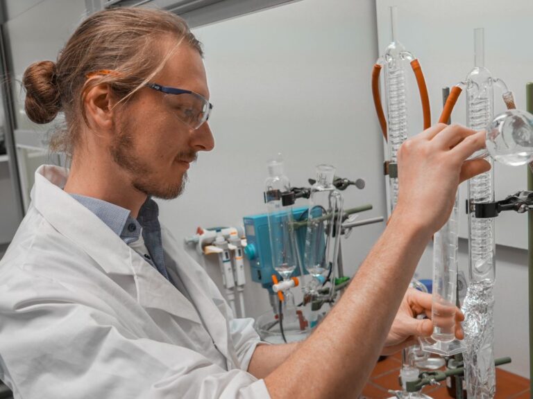 Marius Behnecke arbeitet daran dem Zahnersatz den Wirkstoff Chlorhexidin beizumischen. Chlorhexidin wirkt antiseptisch