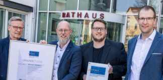 Freuen sich über die Ehrung der Gemeinde Wallenhorst als "Ausgezeichneter Wohnort für Fachkräfte" (von links nach rechts): Otto Steinkamp, Bürgermeister der Gemeinde Wallenhorst, IHK-Geschäftsbereichsleiter Frank Hesse, Nils Tiedemann (Gemeinde Wallenhorst) und Christian Weßling, IHK-Projektleiter Wirtschaftspolitik.