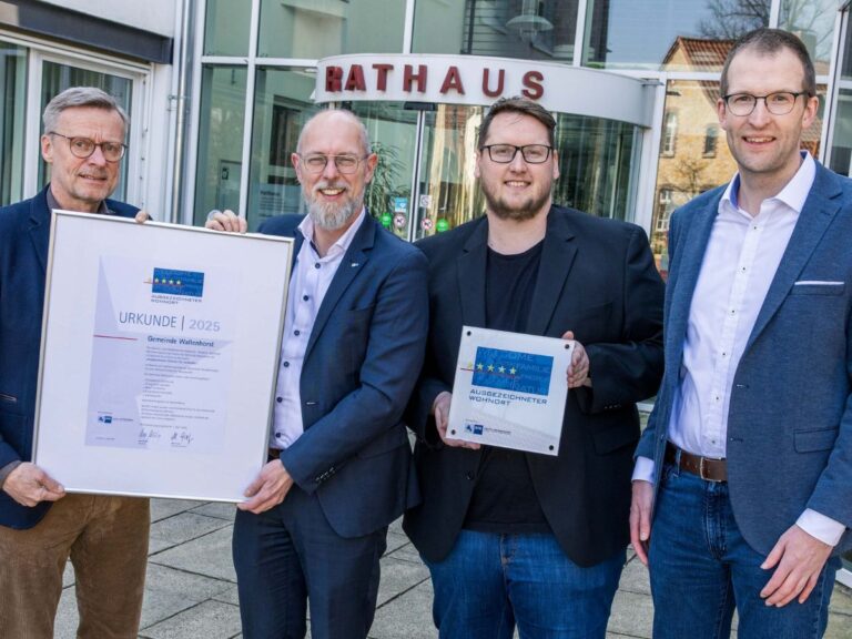 Freuen sich über die Ehrung der Gemeinde Wallenhorst als "Ausgezeichneter Wohnort für Fachkräfte" (von links nach rechts): Otto Steinkamp, Bürgermeister der Gemeinde Wallenhorst, IHK-Geschäftsbereichsleiter Frank Hesse, Nils Tiedemann (Gemeinde Wallenhorst) und Christian Weßling, IHK-Projektleiter Wirtschaftspolitik.