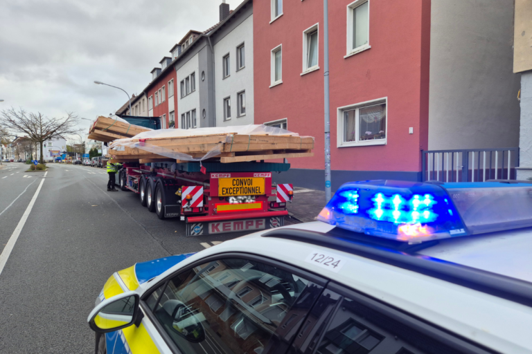 LKW kollidiert mit Bremer Brücke