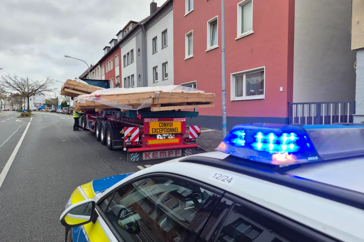 LKW kollidiert mit Bremer Brücke