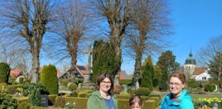 Symbolischer Auftakt der Blumenzwiebelretter-Aktion auf dem Friedhof in Riemsloh mit der Vorsitzenden des Imkervereins Melle, Silke Meier (links), Imkerin Svenja Rasch (rechts) und ihrer Tochter Hannah. Foto: Stadt Melle