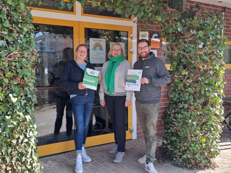 Freuten sich über die Auszeichnung (v.li.): Birgit Gunst, Erzieherin Kita Miteinander, MINT-Koordinatorin Anke Kellermeier und Nico Michalick, Leiter der Einrichtung.