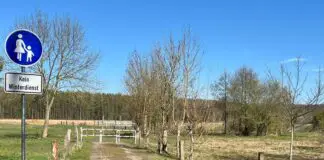 Der Fußweg zwischen Haster Weg und der Straße Am Bahndamm ist wieder geöffnet. Damit lässt sich der „Grüne Finger“ Sandbachtal in der Gartlage wieder fußläufig erleben.
