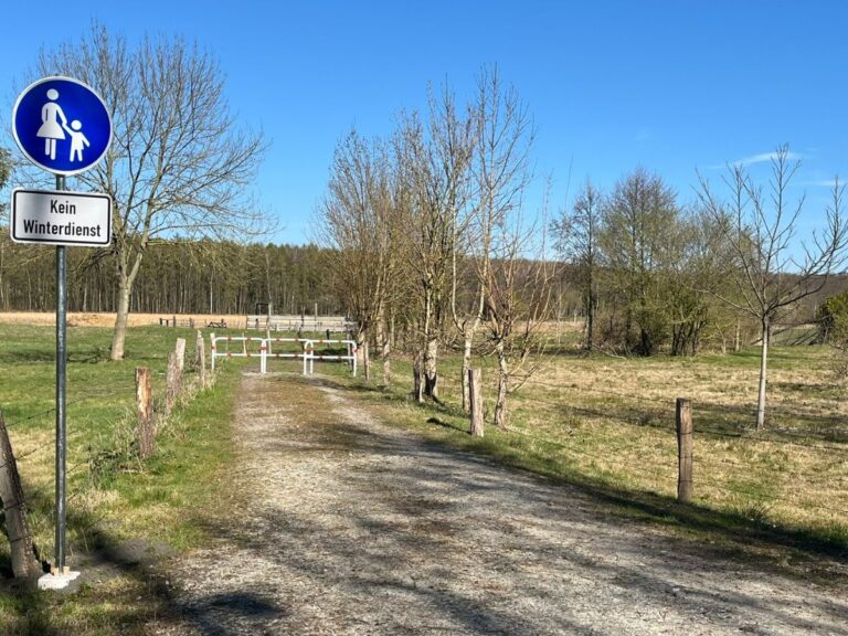 Der Fußweg zwischen Haster Weg und der Straße Am Bahndamm ist wieder geöffnet. Damit lässt sich der „Grüne Finger“ Sandbachtal in der Gartlage wieder fußläufig erleben.