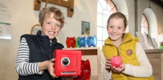 Conrad und Paula geben ihre Spardose ins Museum Foto Jens Lintel