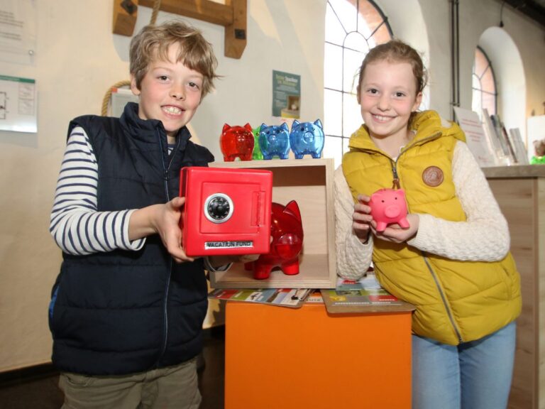 Conrad und Paula geben ihre Spardose ins Museum Foto Jens Lintel