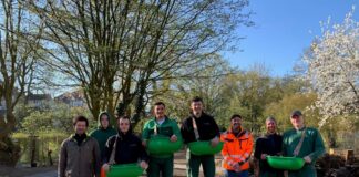 Bei der Einsaat der Osnabrücker Mischung wurden die OSB-Azubis um Gärtnermeister Nick Hohnholz, (2. v.rechts) vom Projektteam der Osnabrücker Biodiversitätsstrategie um Daniel Jeschke (1 v. links), unterstützt. Die Planung und Bauleitung hatte Benedikt Kohn, OSB-Stadtgrün (3. r. rechts) inne.