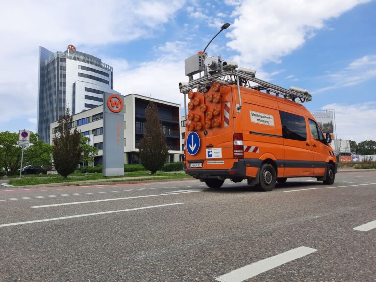 Unter Einsatz eines solchen Spezialfahrzeugs und mit modernster Technik werden die Daten erfasst.