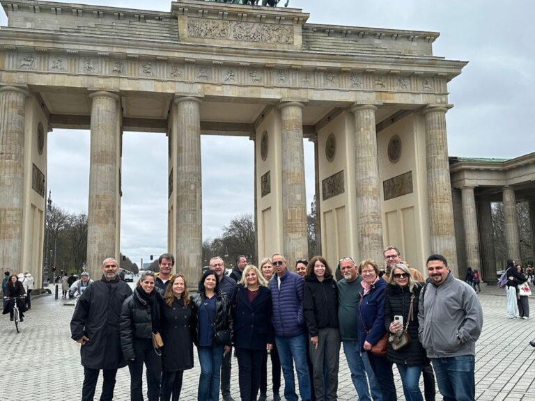 Während des Berlinaufenthalts durfte das obligatorische Gruppenbild der israelischen und deutschen Delegation vor dem Brandenburger Tor nicht fehlen.