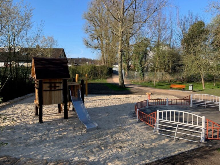 Der Quartiersspielplatz Weimarer Straße ist zum „grünen Treffpunkt“ aufgewertet worden.