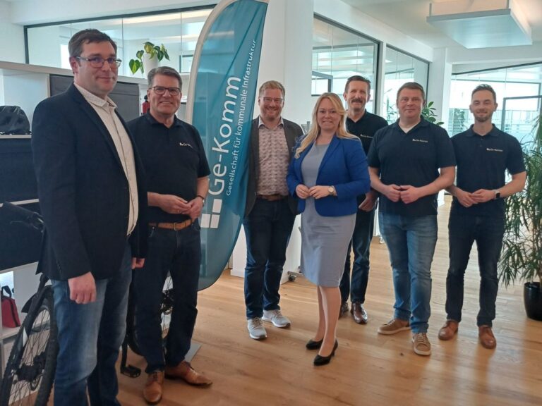 Besuch bei der Ge-Komm GmbH mit (von links) Florian Weßling, Bernd Mende, Florian Schmeing, Jutta Dettmann, Alexander Kassen, Eugen Bitjukov und Eduard Schwarz.
