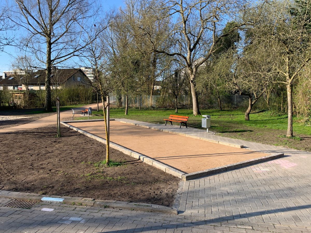 Quartiersspielplatz in der Osnabrücker Wüste wird zum grünen Treffpunkt Quartiersspielplatz Weimarer Straße zum „grünen Treffpunkt“ aufgewertet worden.