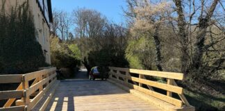 Die im letzten Jahr stark beschädigte Wierau-Brücke am Weldeweg ist wieder befahrbar.