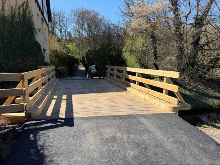 Die im letzten Jahr stark beschädigte Wierau-Brücke am Weldeweg ist wieder befahrbar.