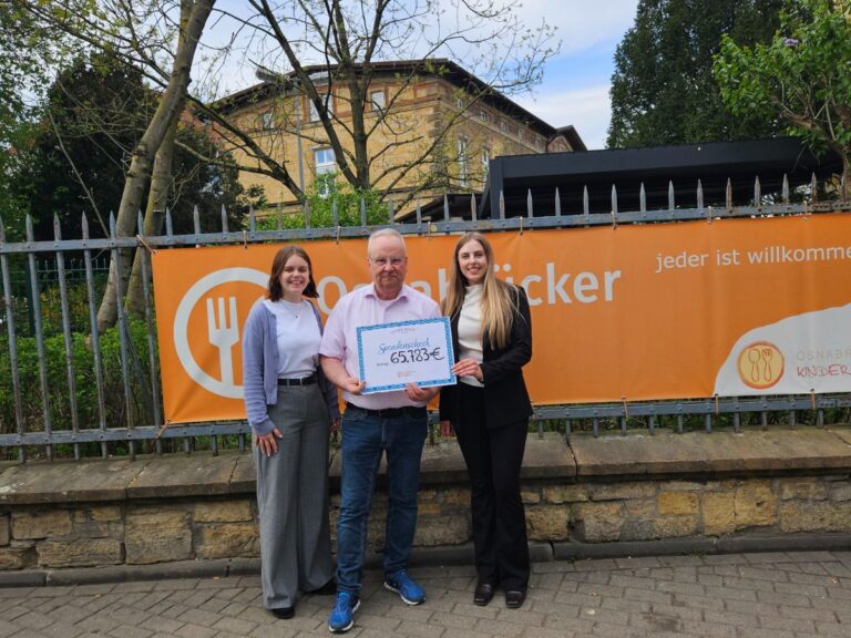 Anna Postma (Direktionsassistentin), Herr Große Marke (Tafel-Chef) und Sarah Naumann (Marketing Managerin); Copyright: Vienna House by Wyndham