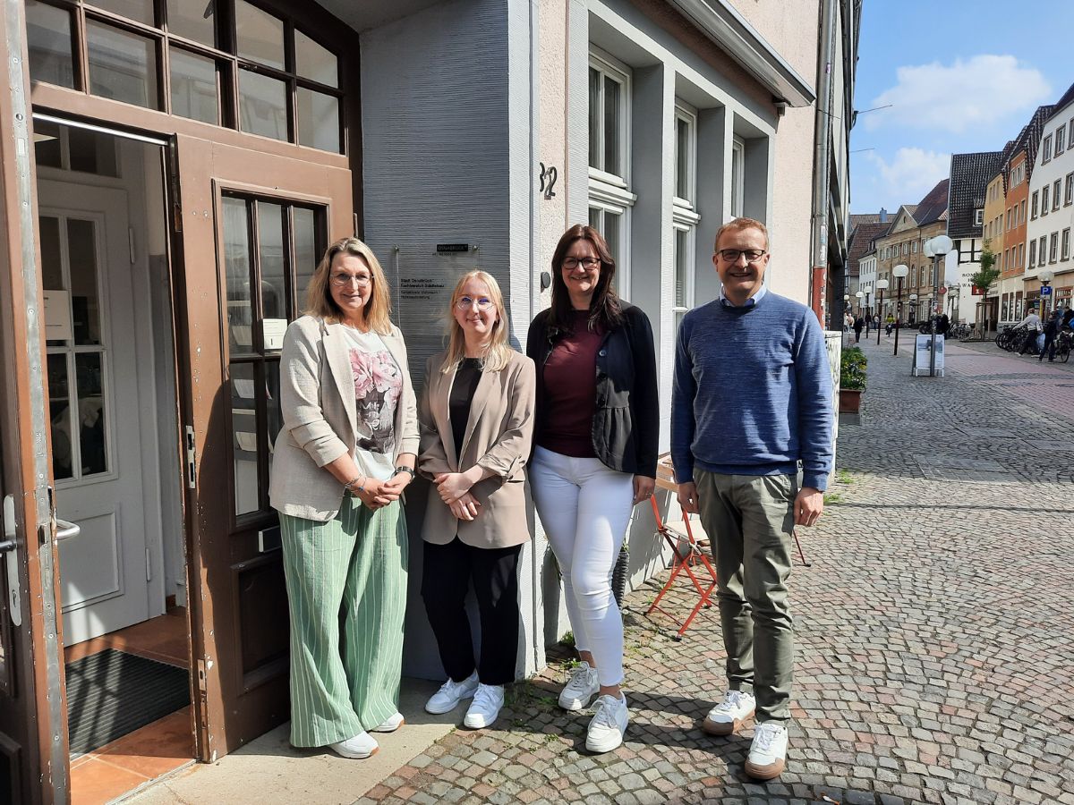 Sabine Steinkamp (Leiterin der Kontaktstelle Wohnraum), Michelle Feist, Antje Pöttker und Christoff Sube stehen für Fragen zum Thema Wohnraum zur Verfügung.