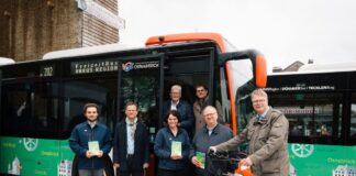 Kreisrat Thomas Könnecker (2. v.l.) und Bad Rothenfeldes Bürgermeister Klaus Rehkämper (hinten links) machen sich gemeinsam mit dem VOS-FreizeitBus-Team bestehend aus (v.l.) Sergio Silva Jaitner, Marion Tamm, Frank Bühning, Claus Hummert und Klaus Schwarzer ein Bild vom neuen Look der FreizeitBusse.