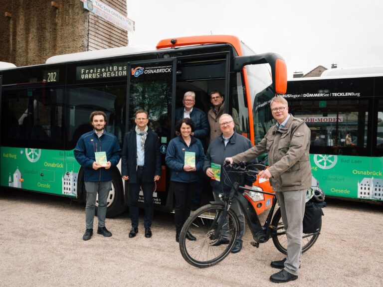 Kreisrat Thomas Könnecker (2. v.l.) und Bad Rothenfeldes Bürgermeister Klaus Rehkämper (hinten links) machen sich gemeinsam mit dem VOS-FreizeitBus-Team bestehend aus (v.l.) Sergio Silva Jaitner, Marion Tamm, Frank Bühning, Claus Hummert und Klaus Schwarzer ein Bild vom neuen Look der FreizeitBusse.
