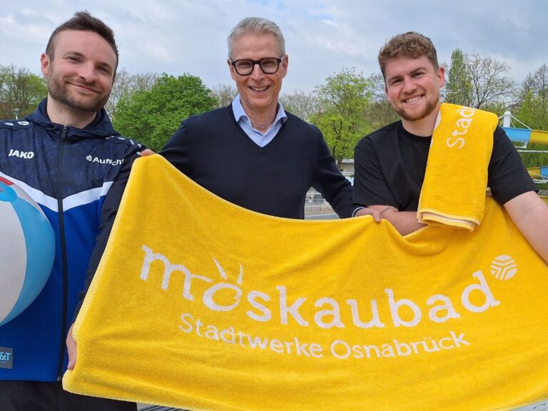 Freuen sich auf die Gäste und die Freibadsaison (v.l.): Cedric Siefker, Torsten Krier und Kenneth Fischer. Foto: Stadtwerke Osnabrück