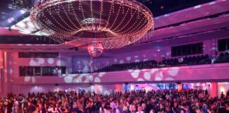 Volle Tanzfläche auf dem Uniball.