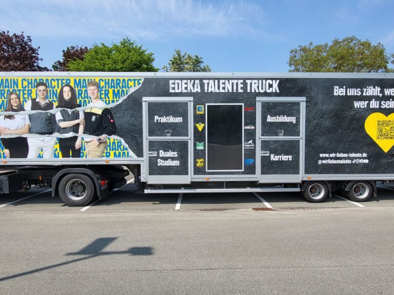Der EDEKA Talente Truck tourt durch das gesamte Geschäftsgebiet der EDEKA Minden-Hannover und macht bei seinen Stopps an den Märkten auf die vielfältigen Karrieremöglichkeiten bei EDEKA aufmerksam.