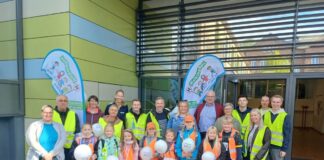 Sicher zur Schule: Eine tolle Stimmung herrschte heute bei der Auftaktveranstaltung des Projektes „WalkingBus – Gesund und aktiv zur Schule“ vor der Grönenbergschule.