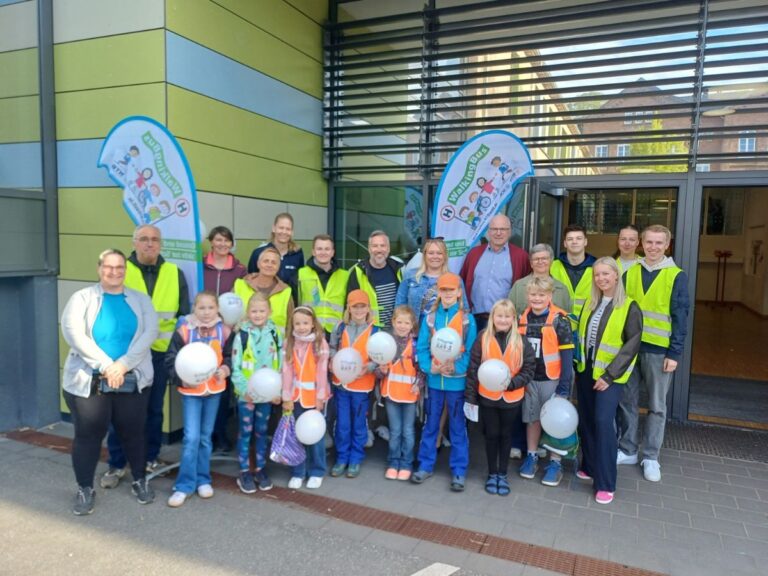 Sicher zur Schule: Eine tolle Stimmung herrschte heute bei der Auftaktveranstaltung des Projektes „WalkingBus – Gesund und aktiv zur Schule“ vor der Grönenbergschule.