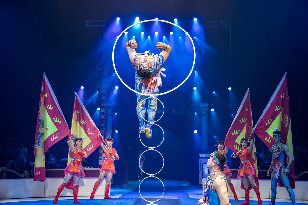 Mit großer Wassershow: Zirkus Charles Knie kommt im April nach Osnabrück Die Dezhou Acrobatic Troupe beim Reifenspringen.