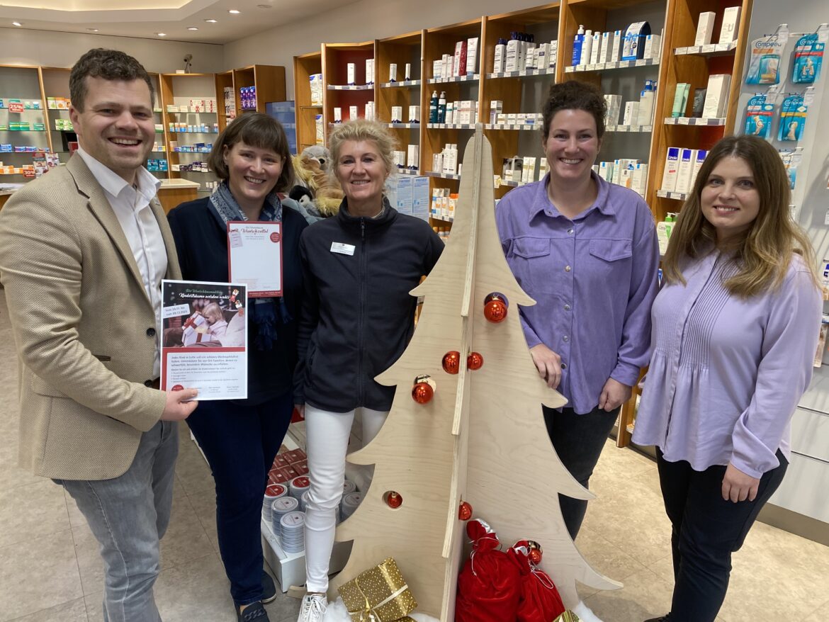Über den Start der diesjährigen Wunschbaum-Aktion freuen sich Schirmherr Bürgermeister Philip Middelberg, Maike Langkau, Leugermann Apotheken, Julia Spieker, Rosen Apotheke, Christina Bohlmann, Westfalen-Apotheke und Katharina Schweigel, Rats-Apotheke. / Foto: Nina Jostmeier