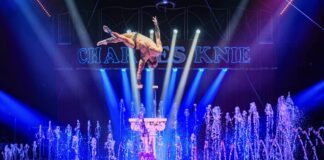 Kunstvolle Wassershow und spektakuläre Artistik beim Zirkus Charles Knie.