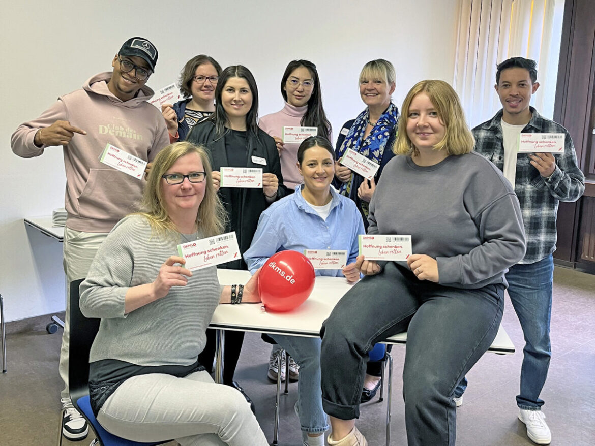 Die Schülerinnen und Schüler der Projektgruppe mit Kursleiterin Laura Gunst-Freier (4. V.l.) und Schulleiterin Gabriele Schütter (3.v.r.). / Foto: AMEOS