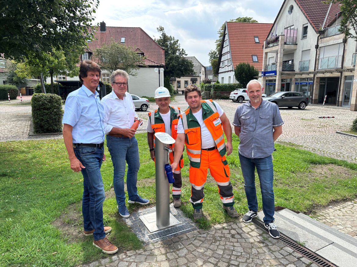 Von links: Ingo Nagel, Leiter FD Planen u. Bauen, Bürgermeister Guido Halfter, Felix Duman u. Turgay Gülmez (beide Fa. Heitbrink) sowie Dirk Rust, FD Planen u. Bauen weihten gemeinsam den Trinkwasserspender am Rathaus ein.