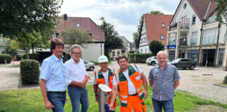 Von links: Ingo Nagel, Leiter FD Planen u. Bauen, Bürgermeister Guido Halfter, Felix Duman u. Turgay Gülmez (beide Fa. Heitbrink) sowie Dirk Rust, FD Planen u. Bauen weihten gemeinsam den Trinkwasserspender am Rathaus ein.