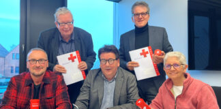 Lutz Wilde, Bernd Stegmann. Heiko Grube, Guido Halfter und Monika Purwin trafen sich im Rathaus zur Präsentation der neuen Notfallmappe der Gemeinde Bissendorf