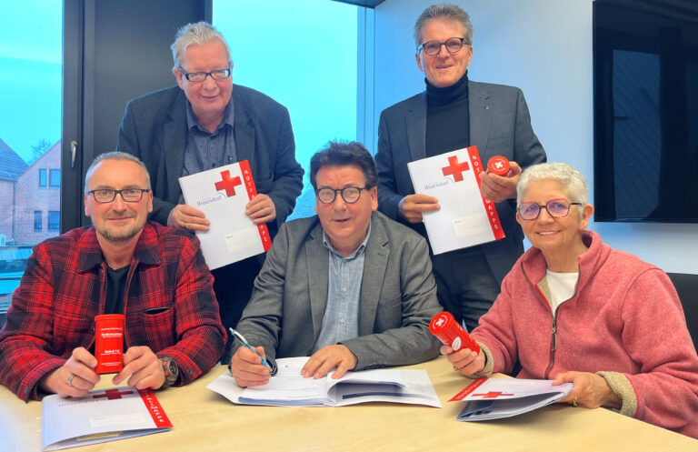 Lutz Wilde, Bernd Stegmann. Heiko Grube, Guido Halfter und Monika Purwin trafen sich im Rathaus zur Präsentation der neuen Notfallmappe der Gemeinde Bissendorf