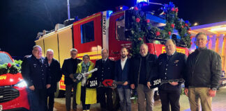 Gruppenbild am neuen LF20 KatS mit Vertretern der Gemeindefeuerwehr, Verwaltung, Politik und Aufbauherstellern.